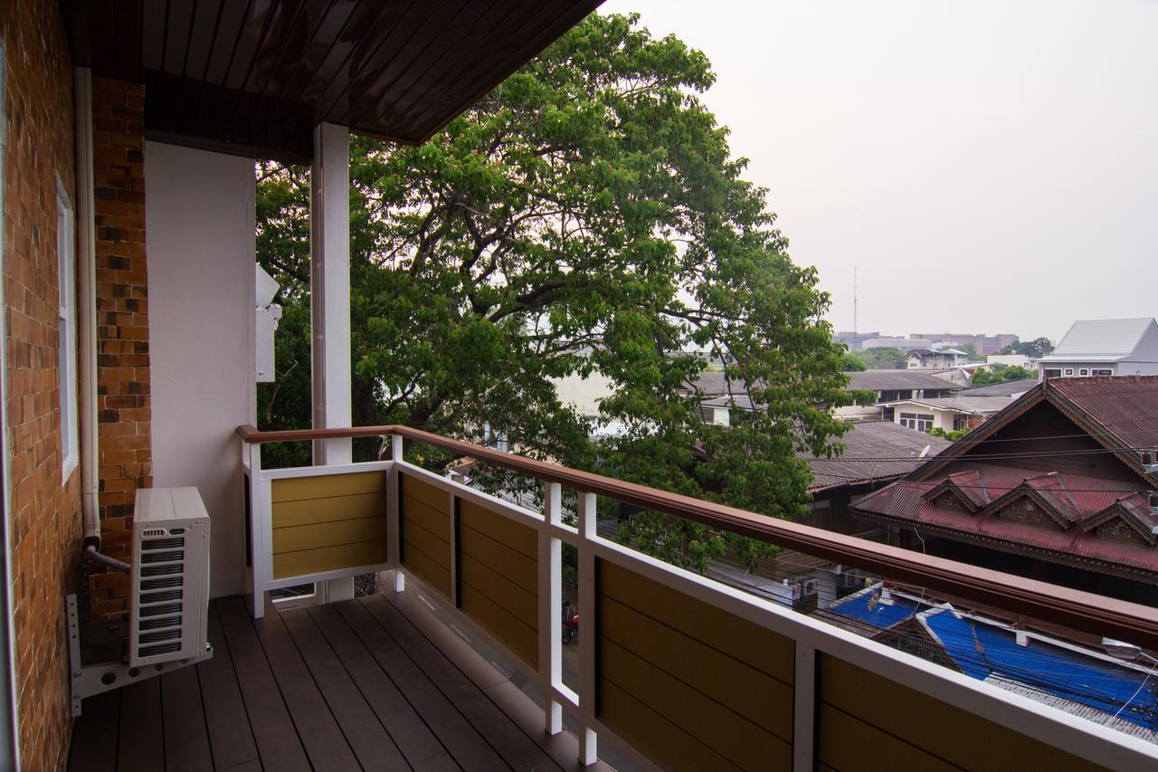 Suan Dok Gate Guesthouse Чиангмай Экстерьер фото