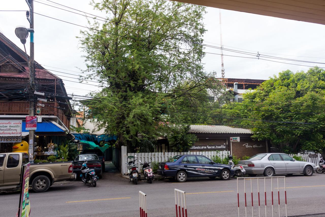 Suan Dok Gate Guesthouse Чиангмай Экстерьер фото