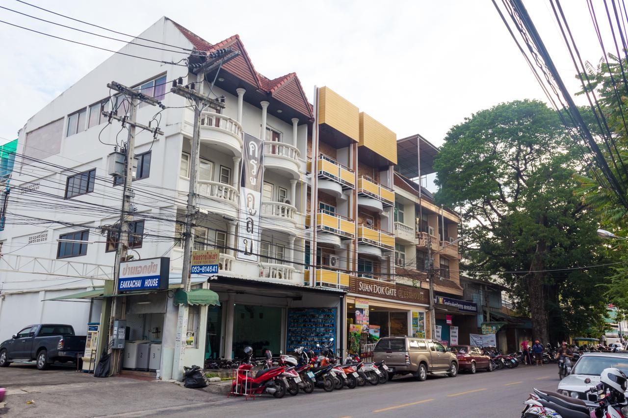 Suan Dok Gate Guesthouse Чиангмай Экстерьер фото